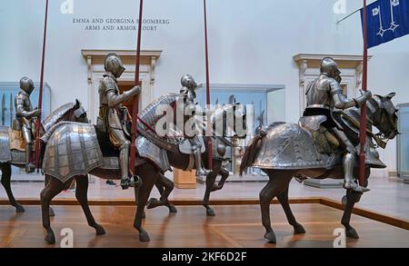 New York, NY - Oktober 2022: Die Rüstungssammlung des Metropolitan Museum of Art umfasst eine realistische Truppe von berittenen Rittern, mit Rüstung auf der Stockfoto
