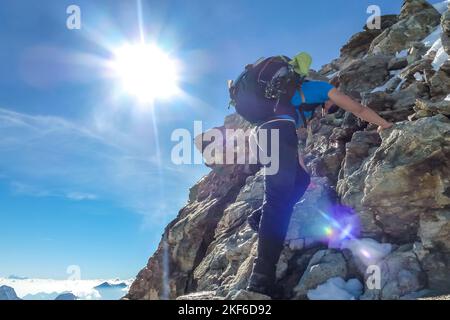 Beschreibung: Bergsteiger klettern auf steilem felsigen Gelände auf der Jungfrau. Jungfrau-Höhenweg, Berner Alpen, Schweiz, Europa. Stockfoto