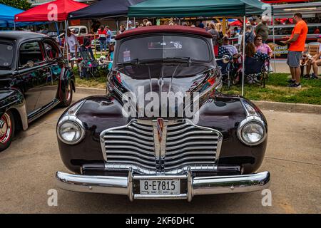 Des Moines, IA - 02. Juli 2022: Hochperspektivische Vorderansicht eines Buick Special Cabriolets aus dem Jahr 1941 auf einer lokalen Automobilausstellung. Stockfoto