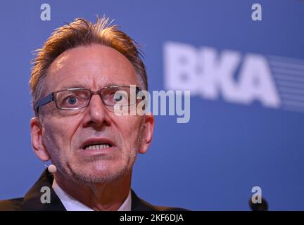 Wiesbaden, Deutschland. 16.. November 2022. Holger Münch, Präsident des BKA, spricht während einer Pressekonferenz auf der Herbstkonferenz des Bundeskriminalamtes (BKA) im RheinMain CongressCenter (RMCC). Im Mittelpunkt der Veranstaltung stehen Trends und Perspektiven der Kriminalitätsentwicklung, neue Ansätze zur Verbrechensbekämpfung und die Voraussetzungen für eine handlungsfähige Polizei. Kredit: Arne Dedert/dpa/Alamy Live Nachrichten Stockfoto