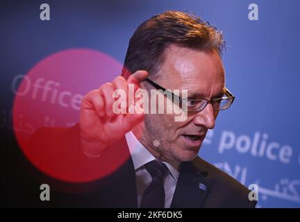 Wiesbaden, Deutschland. 16.. November 2022. Holger Münch, Präsident des BKA, spricht während einer Pressekonferenz auf der Herbstkonferenz des Bundeskriminalamtes (BKA) im RheinMain CongressCenter (RMCC). Im Mittelpunkt der Veranstaltung stehen Trends und Perspektiven der Kriminalitätsentwicklung, neue Ansätze zur Verbrechensbekämpfung und die Voraussetzungen für eine handlungsfähige Polizei. Kredit: Arne Dedert/dpa/Alamy Live Nachrichten Stockfoto