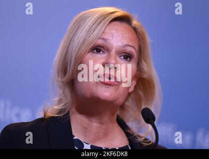 Wiesbaden, Deutschland. 16.. November 2022. Bundesinnenministerin Nancy Faeser (SPD) spricht während einer Pressekonferenz auf der Herbstkonferenz des Bundeskriminalamtes (BKA) im RheinMain CongressCenter (RMCC). Im Mittelpunkt der Veranstaltung stehen Trends und Perspektiven der Kriminalitätsentwicklung, neue Ansätze zur Verbrechensbekämpfung und die Voraussetzungen für eine handlungsfähige Polizei. Kredit: Arne Dedert/dpa/Alamy Live Nachrichten Stockfoto