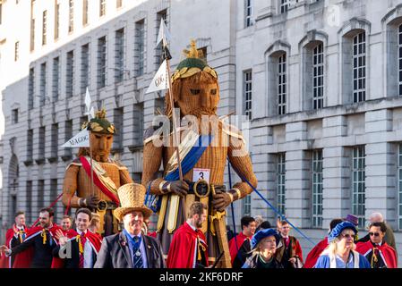 GOG UND MAGOG/GILDE JUNGER FREIER UND BASKETMAKERS bei der Lord Mayor's Show Parade in der City of London, Großbritannien Stockfoto