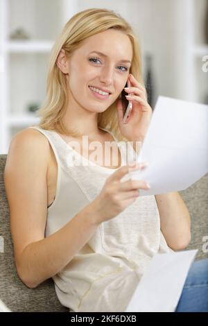 Aufnahme der schönen jungen mit ihrem Mobiltelefon Stockfoto