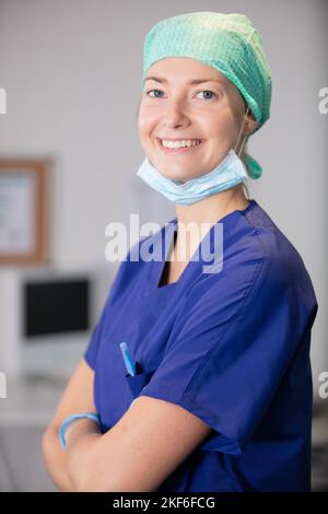 Glückliche Ärztin posiert im Krankenhaus Stockfoto