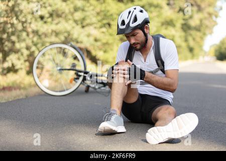 Ein Radfahrer fiel vom Rennrad, während er Radfahren Stockfoto