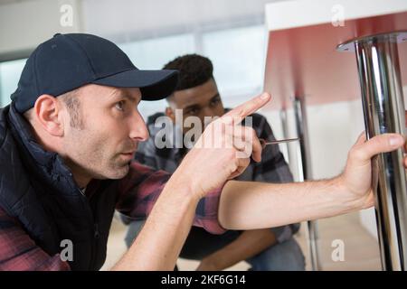 Reparatur und Installation von Möbeln im Raum Stockfoto