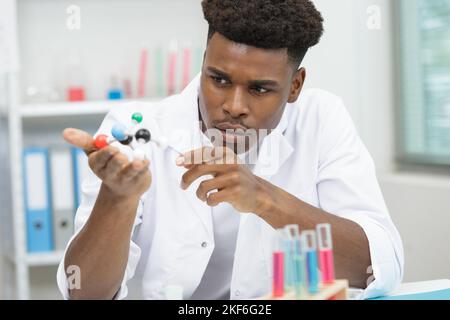 Männlicher Arbeiter im Krankenhauslabor Stockfoto