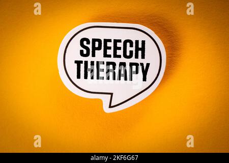 Sprachtherapie. Sprechblase mit Text auf gelbem Hintergrund. Stockfoto