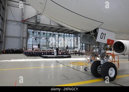 Hamburg, Deutschland. 16.. November 2022. Der Airbus A350 „Konrad Adenauer“ wird von Lufthansa Technik in Hamburg an die Bundeswehr übergeben. Das Flugzeug wird die Flugbereitschaft des Bundesverteidigungsministeriums für den politisch-parlamentarischen Flugbetrieb auf Langstreckenflügen stärken. Es handelt sich bereits um die zweite Übergabe eines Regierungsflugzeugs vom Typ Airbus A350-900. (An dpa 'Airbus A350 'Konrad Adenauer' an die Bundeswehr übergeben') Quelle: Kilian Genius/dpa/Alamy Live News Stockfoto