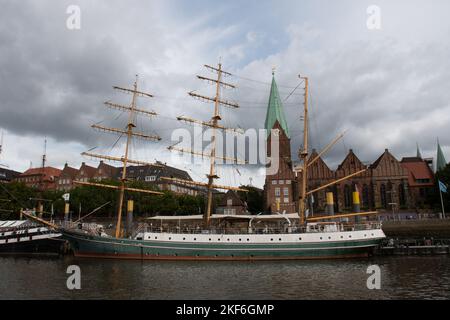 Blick auf die Schlachte Promenade und das Hochschiff „Alexander von Humboldt“ am Flussufer Stockfoto