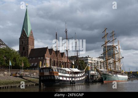 Blick auf die Schlachte-Promenade und das Pannekoekschip-Schiff Admiral Nelson und das Hochschiff Alexander von Humboldt Stockfoto