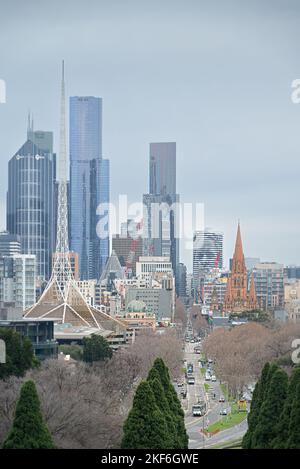 Melbourne, Victoria, Australien - VEW von Shrine of Remembrance entlang der St Kilda Road und Swanston Street Stockfoto