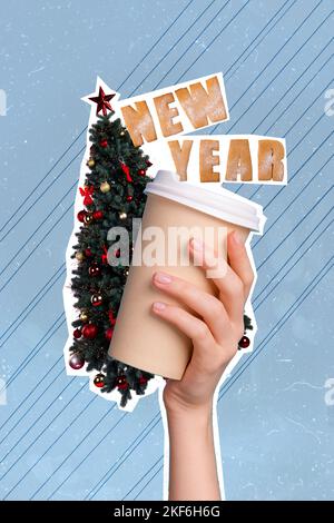 Collage 3D Bild von Pinup Pop retro Skizze von Arm hält Papier Tasse Kaffee Tee Kakao Neujahr weihnachtsbaum Werbung Getränk Stockfoto