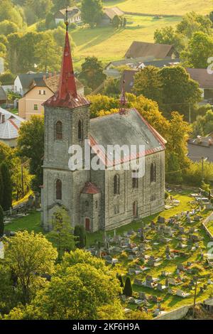 Pseudoromanische Kirche, erbaut 1866-74. Geweiht im Jahr 1871. Ein dreischiffiges Gebäude mit einem rechteckigen und halbrunden Presbyterium, einem westlichen Pris Stockfoto