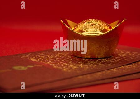 Nahaufnahme von Goldbarren auf chinesischen Neujahrspaketen. Chinesische Neujahrsfeier. Stockfoto