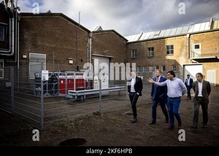 ARNHEM - Niederlande, 16/11/2022, König Willem-Alexander bei einem Arbeitsbesuch im Wasserstoffcluster im Industriepark Kleefse Waard (IPKW). Bei der Begehung wird die Wasserstoffindustrie im Mittelpunkt stehen. ANP RAMON VAN FLYMEN niederlande Out - belgien Out Stockfoto