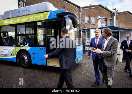 ARNHEM - Niederlande, 16/11/2022, König Willem-Alexander bei einem Arbeitsbesuch im Wasserstoffcluster im Industriepark Kleefse Waard (IPKW). Bei der Begehung wird die Wasserstoffindustrie im Mittelpunkt stehen. ANP RAMON VAN FLYMEN niederlande Out - belgien Out Stockfoto