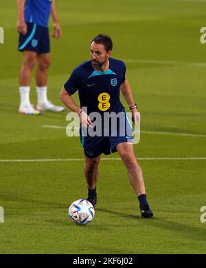 England-Manager Gareth Southgate während einer Trainingseinheit im Al Wakrah Sports Club, Stadium Al Wakrah, Katar. Bilddatum: Mittwoch, 16. November 2022. Stockfoto