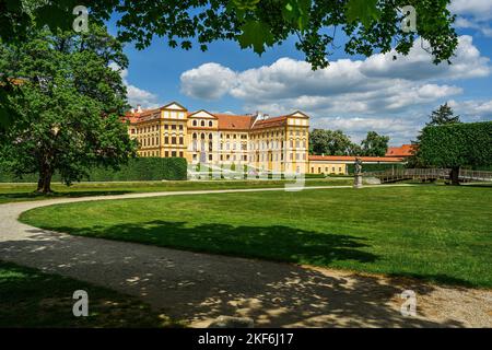 Das Schloss Jaromerice nad Rokytnou ist eine barocke aristokratische Residenz und bildet zusammen mit der St. Margaretenkathedrale das dominierende Merkmal und Stockfoto