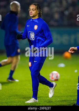 ZEIST, NIEDERLANDE - 14. NOVEMBER: Xavi Simons aus den Niederlanden bei einer Trainingsveranstaltung der niederländischen Fußballmannschaft vor der FIFA Fußball-Weltmeisterschaft Katar 2022 auf dem KNVB Campus am 14. November 2022 in Zeist, Niederlande (Foto: Rene Nijhuis/Orange Picles) Stockfoto