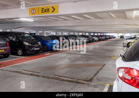 Geparkte Autos auf dem Belgrader Parkplatz im Stadtzentrum von Coventry, Großbritannien. Stockfoto