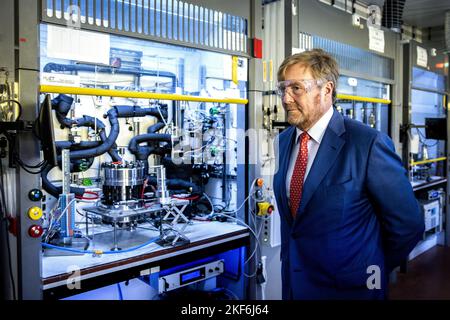 ARNHEM - Niederlande, 16/11/2022, König Willem-Alexander bei einem Arbeitsbesuch im Wasserstoffcluster im Industriepark Kleefse Waard (IPKW). Bei der Begehung wird die Wasserstoffindustrie im Mittelpunkt stehen. ANP RAMON VAN FLYMEN niederlande Out - belgien Out Stockfoto