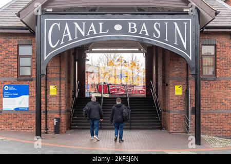 Eingang zum Canal Basin, Coventry City Centre, West Midlands, Großbritannien. Stockfoto