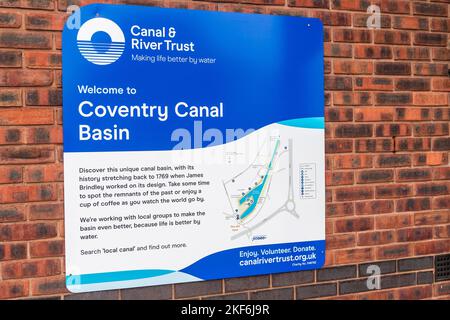 Informationsschild an einer Wand am Canal Basin, Coventry, West Midlands, Großbritannien. Stockfoto
