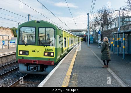 Passagiere, die am Bahnhof Dun Laoghaire, Dun Laoghaire, Republik Irland, an Bord eines DART-Zuges warten Stockfoto