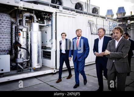 ARNHEM - Niederlande, 16/11/2022, König Willem-Alexander bei einem Arbeitsbesuch im Wasserstoffcluster im Industriepark Kleefse Waard (IPKW). Bei der Begehung wird die Wasserstoffindustrie im Mittelpunkt stehen. ANP RAMON VAN FLYMEN niederlande Out - belgien Out Stockfoto