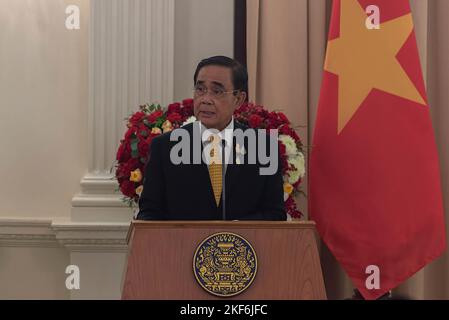 Bangkok, Thailand. 16.. November 2022. Thailands Premierminister Prayut Chan-o-cha spricht während einer Pressekonferenz im Regierungsgebäude in Bangkok. Vietnams Präsident Nguyen Xuan Phuc ist der erste APEC-Führer, der zum APEC-Gipfel 2022, der vom 18. Bis 19. November stattfinden wird, nach Bangkok kommt. (Foto von Peerapon Boonyakiat/SOPA Image/Sipa USA) Quelle: SIPA USA/Alamy Live News Stockfoto