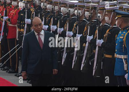 Bangkok, Thailand. 16.. November 2022. Vietnams Präsident Nguyen Xuan Phuc überprüft die Ehrenwache bei einer Begrüßungszeremonie im Regierungsgebäude in Bangkok. Vietnams Präsident Nguyen Xuan Phuc ist der erste APEC-Führer, der zum APEC-Gipfel 2022, der vom 18. Bis 19. November stattfinden wird, nach Bangkok kommt. (Foto von Peerapon Boonyakiat/SOPA Image/Sipa USA) Quelle: SIPA USA/Alamy Live News Stockfoto