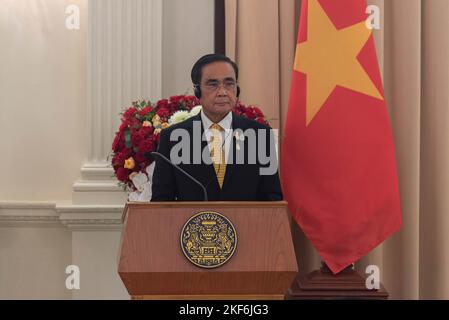 Bangkok, Thailand. 16.. November 2022. Thailands Premierminister Prayut Chan-o-cha spricht während einer Pressekonferenz im Regierungsgebäude in Bangkok. Vietnams Präsident Nguyen Xuan Phuc ist der erste APEC-Führer, der zum APEC-Gipfel 2022, der vom 18. Bis 19. November stattfinden wird, nach Bangkok kommt. (Foto von Peerapon Boonyakiat/SOPA Image/Sipa USA) Quelle: SIPA USA/Alamy Live News Stockfoto