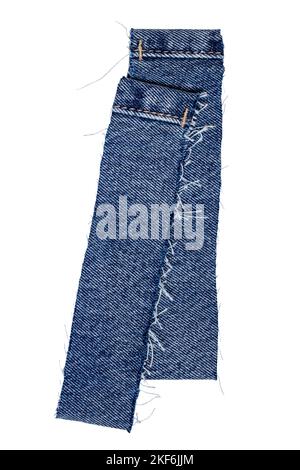 Nahaufnahme von zwei abgeschnittenen Hosenbeinen einer Jeans aus blauem Denim, isoliert auf weißem Hintergrund. Beschneidungspfad. Makro. Stockfoto