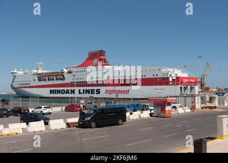 Hafen von Heraklion, Kreta, Griechenland. 2022. Eine große Schnellfähre zwischen den Inseln an ihrem Liegeplatz im Hafen von Heraklion, Kreta. Stockfoto