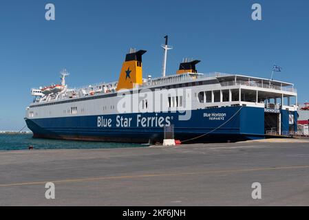 Hafen von Heraklion, Kreta, Griechenland, EU. 2022. Blau-weiße Fähre mit Laderampen im Hafen von Heraklion, Kreta. Stockfoto