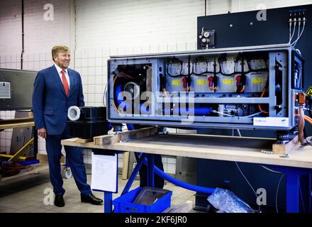 ARNHEM - Niederlande, 16/11/2022, König Willem-Alexander bei einem Arbeitsbesuch im Wasserstoffcluster im Industriepark Kleefse Waard (IPKW). Bei der Begehung wird die Wasserstoffindustrie im Mittelpunkt stehen. ANP RAMON VAN FLYMEN niederlande Out - belgien Out Stockfoto