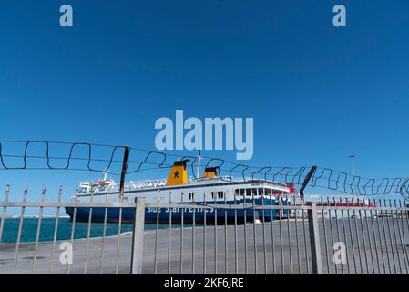 Heraklion Port, Kreta, Griechenland, Europa, 2022. Inter Insel Fähre legt im Hafen von Herkalion hinter Sicherheitszaun Stockfoto