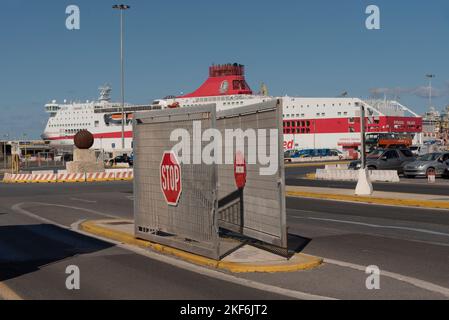 Hafen von Heraklion, Kreta, Griechenland, EU. 2022. Sicherheitstore für den ein- und Ausgang des Hafens in geöffneter Position Stockfoto