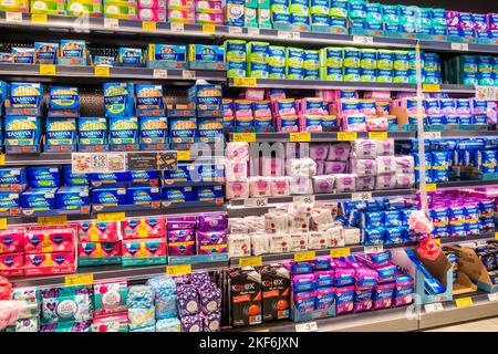 Damenhygieneartikel sind in einem irischen Supermarkt erhältlich. Stockfoto