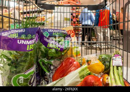 Einkaufswagen gefüllt mit Waren in einem irischen Supermarkt. Stockfoto