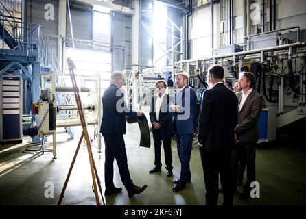 ARNHEM - Niederlande, 16/11/2022, König Willem-Alexander bei einem Arbeitsbesuch im Wasserstoffcluster im Industriepark Kleefse Waard (IPKW). Bei der Begehung wird die Wasserstoffindustrie im Mittelpunkt stehen. ANP RAMON VAN FLYMEN niederlande Out - belgien Out Stockfoto