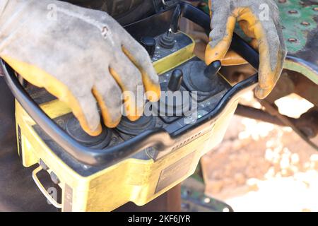 Misrata, Libyen. 16.. November 2022. Salem Liga, ein Landwirt, nutzt die Kontrolle der modernen mechanischen Vorrichtung, um Oliven zu pflücken. Der Bauernhof Suwehli am Stadtrand von Misrata besteht aus einer modernen Olivenernte, die aus Italien erworben wurde und gilt als die einzige Ausrüstung dieser Art im Land. Die Maschine kann 80 bis 100 Einheiten pro Tag ernten, jede Einheit hat etwa 16 kg, was viel besser ist als die von landwirtschaftlichen Arbeitern häufig verwendete Handernte. (Bild: © Islam Alatrash/SOPA Images via ZUMA Press Wire) Stockfoto