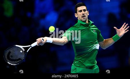 Turin, Italien. 16. November 2022. Novak Djokovic aus Serbien spielt während seines Round-Robin-Spiels gegen Andrey Rublev aus Russland am vierten Tag des Nitto ATP Finals einen Vorhand-Schuss. Novak Djokovic gewann das Spiel 6-4, 6-1. Kredit: Nicolò Campo/Alamy Live Nachrichten Stockfoto