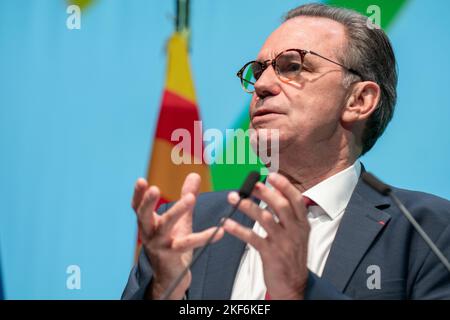 Marseille, Frankreich. 14.. November 2022. Renaud muséler spricht während der Eröffnung des Kongresses Renaud Muséler, Präsident der südlichen Region, organisierte das vierte Treffen der Bürgermeister der Region Provence - Alpes - Cote d'azur in Marseille, das dem ökologischen Wandel gewidmet war. (Foto: Laurent Coust/SOPA Images/Sipa USA) Quelle: SIPA USA/Alamy Live News Stockfoto