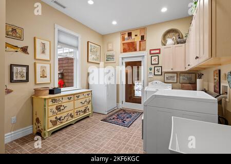 Ein Innenraum mit geräumiger Waschküche Stockfoto