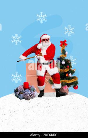 Vertikale Collage von funky aufgeregt Großvater santa halten Stick tanzen dekoriert Neujahr Baum isoliert auf Zeichnung Schneeflocken Hintergrund Stockfoto