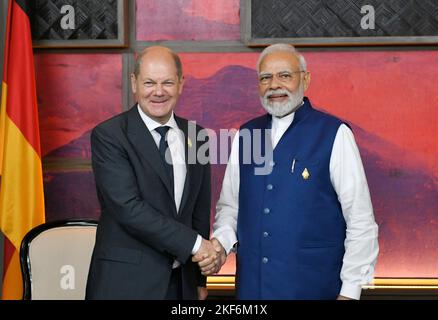 Nusa Dua, Indonesisch. 16.. November 2022. Nusa Dua, Indonesisch. 16. November 2022. Der indische Premierminister Narendra Modi, rechts, begrüßt Bundeskanzler Olaf Scholz vor dem Beginn ihres bilateralen Treffens am Rande des Gipfeltreffens der Staats- und Regierungschefs G20 am 16. November 2022 in Bali, Indonesien. Kredit: Presseinformationsbüro/PIB Foto/Alamy Live Nachrichten Stockfoto