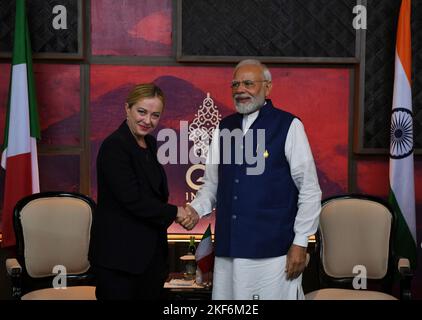 Nusa Dua, Indonesisch. 16.. November 2022. Nusa Dua, Indonesisch. 16. November 2022. Der indische Premierminister Narendra Modi, rechts, begrüßt die italienische Premierministerin Giorgia Meloni vor ihrem bilateralen Treffen am Rande des Gipfeltreffens der Staats- und Regierungschefs G20 am 16. November 2022 in Bali, Indonesien. Kredit: Presseinformationsbüro/PIB Foto/Alamy Live Nachrichten Stockfoto